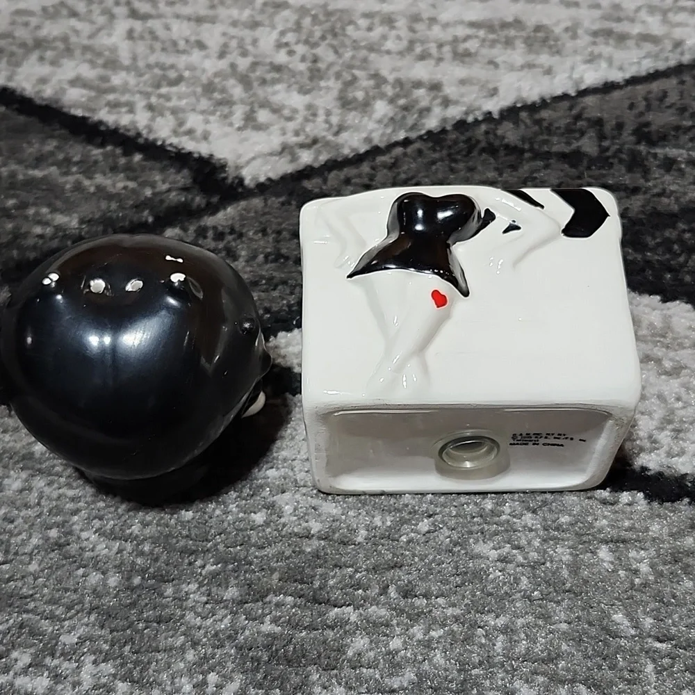 VINTAGE BETTY BOOP 1995 COLLECTIBLE SALT & PEPPER SHAKER SET
